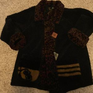 Beautiful new without tags Lee Andersen plush coat in size. 2 which is m/l